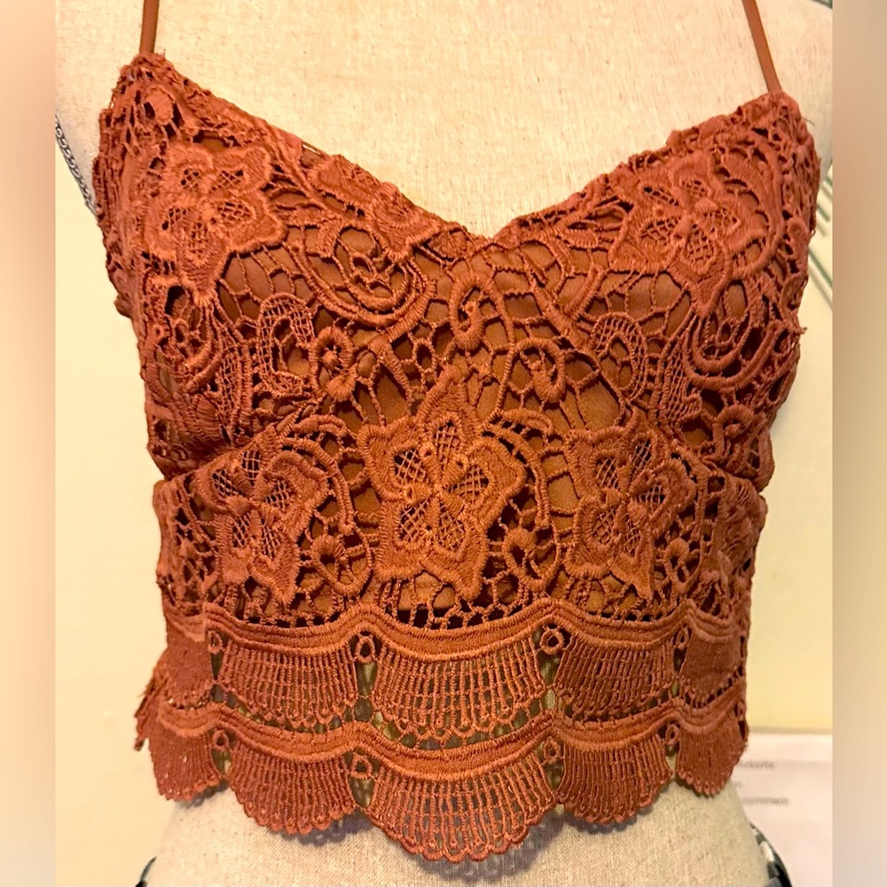 EUC Kendall & Kylie sleeveless lined lace top size L and in a fall rust color